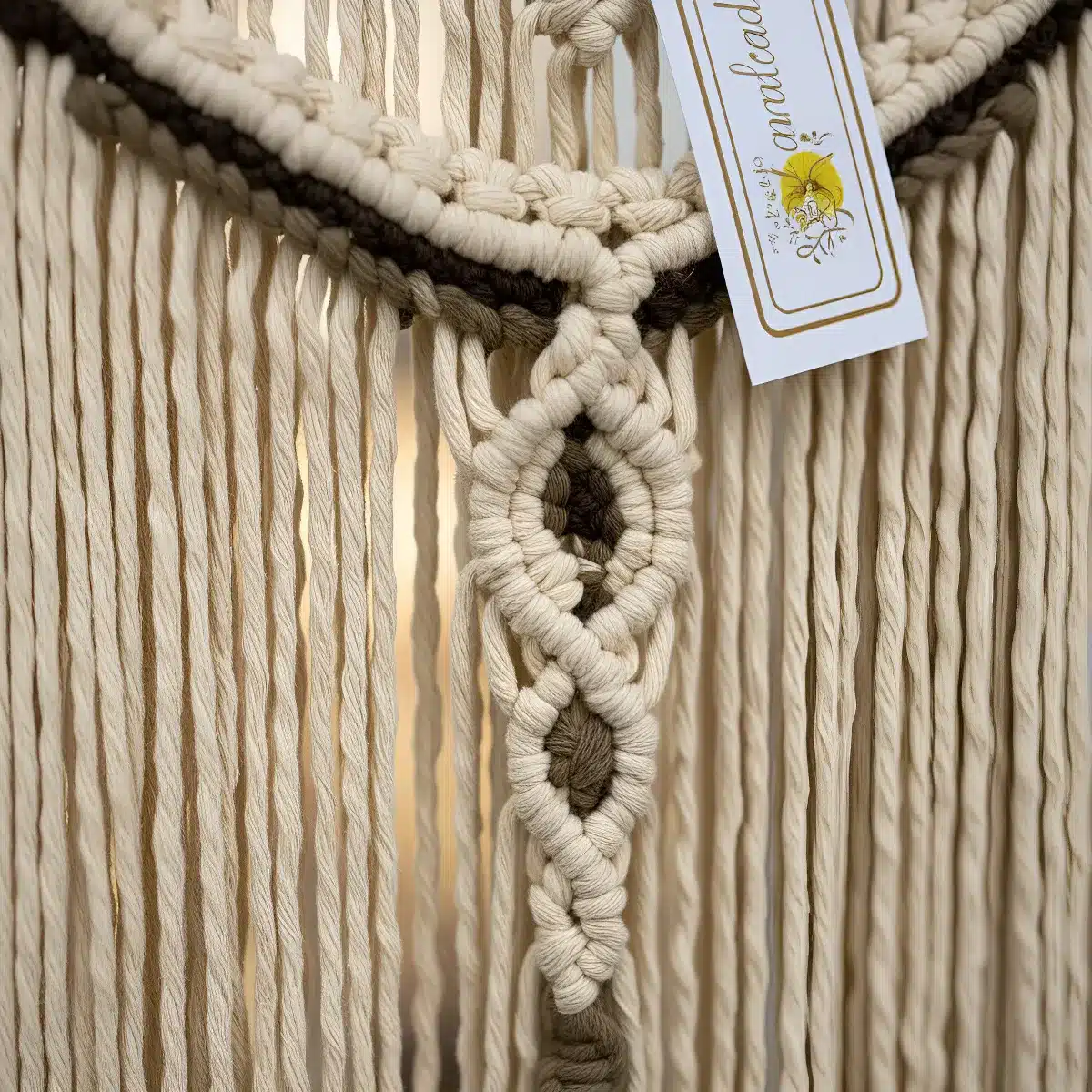 tapiz-con-espirales-y-cenefa-de-madera