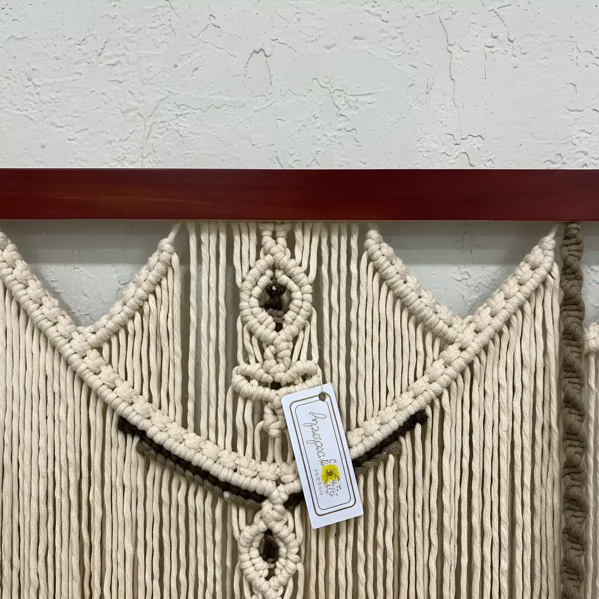 tapiz-con-espirales-y-cenefa-de-madera